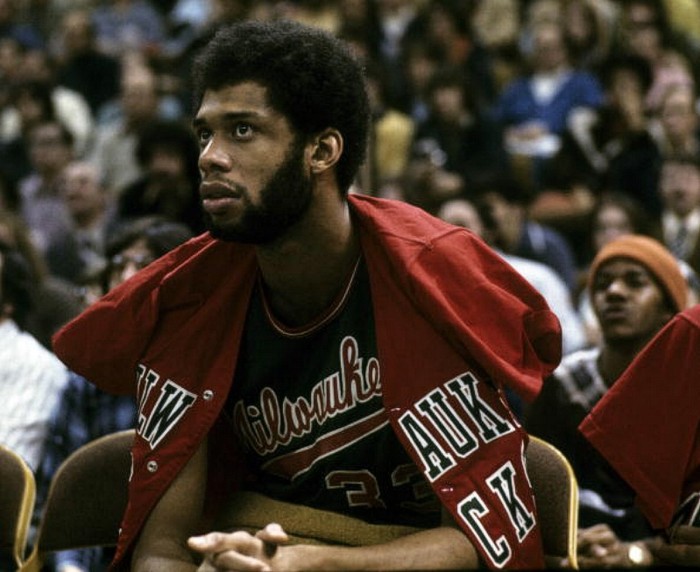 2. Kareem Abdul-Jabbar: Bức ảnh chụp năm 1969 này cho chúng ta thấy cái nhìn về kiểu tóc của Kareem, một kiểu tóc Afro rất thịnh hành với người Mỹ gốc Phi nhưng có kèm theo bộ râu phủ toàn vùng cằm và hai bên dưới má làm nên đặc trưng khuôn mặt của ông. Là người sáng tạo ra cú ném Sky Hook nổi tiếng, cú ném đó đã biến Kareem trở thành cầu thủ ghi nhiều điểm nhất trong lịch sử NBA tính đến thời điểm hiện tại.